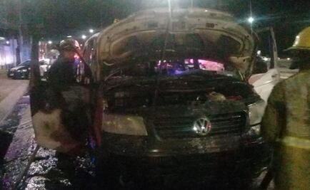 Presuntos extorsionadores reclaman pago e incendian combi en Tecámac