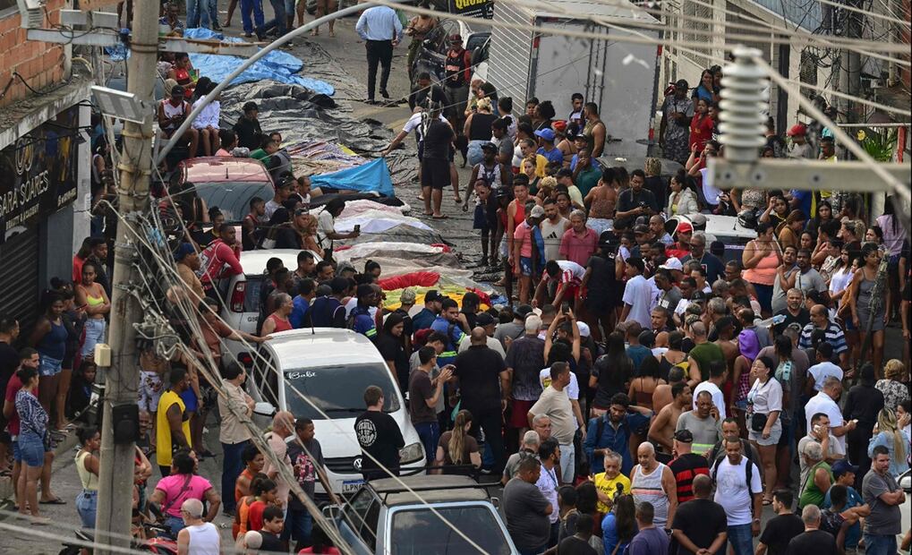 Residentes de una favela Vila Cruzeiro de Río de Janeiro alinearon más de 50 cuerpos en la plaza São Lucas, el miércoles 29 de octubre, un día después de la operación policial más letal en la historia de la ciudad brasileña. Foto: AFP
