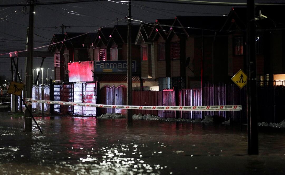 Decenas de miles de personas se han visto damnificadas por las intensas lluvias torrenciales que azotan desde el martes la región central del país y que desde esta madrugada caen fuerza en la capital, Santiago de Chile. Foto: EFE
