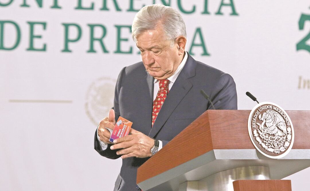 El presidente Andrés Manuel López Obrador mostró en su mañanera un talón de vales grandeza, que se pueden ocupar en comercios de León, Guanajuato, con el fin de evidenciar la compra del voto. Foto: Carlos Mejía. EL UNIVERSAL