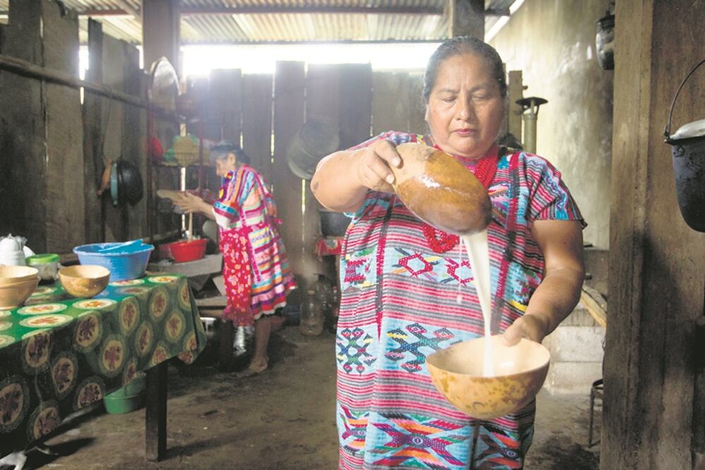 Aunque se trata de una bebida compartida entre comunidades de la región de la Cuenca, tanto de Oaxaca como de Veracruz, en Usila tiene un sello especial: su modo de preparación es un rito de tres días. Fotos: MARIO ARTURO MARTÍNEZ