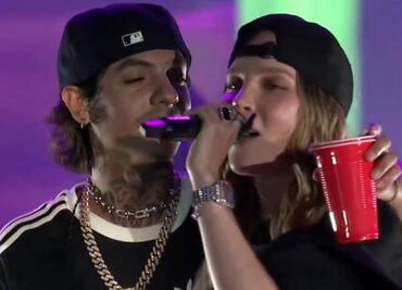 Belinda y Natanael Cano protagonizan momento cariñoso en el Estadio GNP