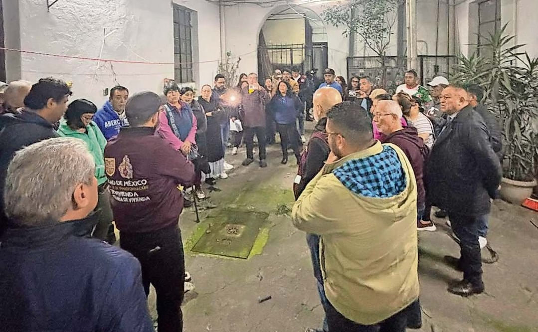 Por la mañana del jueves, personal del Invi notificó a vecinos del decreto de expropiación del inmueble. Foto: Especial