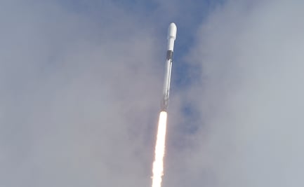 SpaceX lanza al espacio cenizas humanas y rompe récord de satélites en un cohete