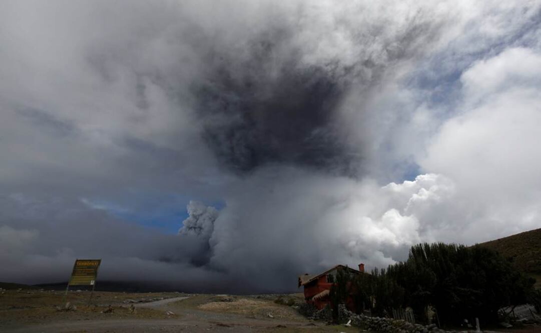 La actividad del volcán, situado en el centro andino de Ecuador, "bajó en las horas de la noche", luego de haber registrado ha registrado explosiones con emisión de ceniza y la salida de flujos piroclásticos (Foto: AP)