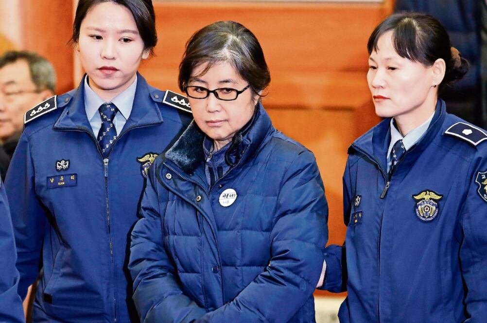 Choi Soon-sil (centro), en enero, a su llegada para una audiencia en la Corte Constitucional de Seúl. Está acusada de corrupción (AFP)