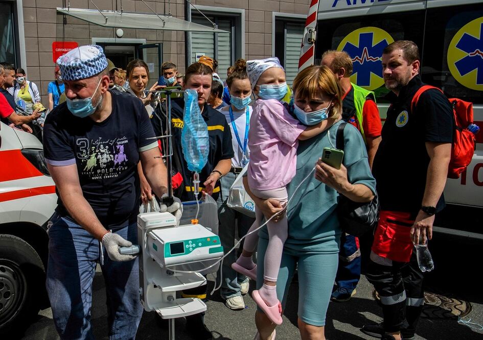 Médicos sacan a una niña y equipo tras un ataque en el hospital infantil Okhmadyt, en Kiev. FOTO: EFE