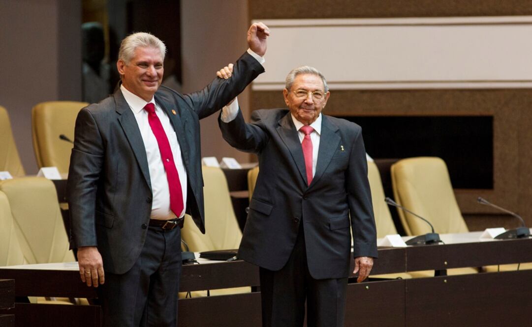 El recién elegido presidente cubano Miguel Díaz-Canel acompañado del ex presidente cubano Raúl Castro durante la Asamblea Nacional en La Habana, Cuba - Foto: Irene Pérez/Cortesía de Cubadebate