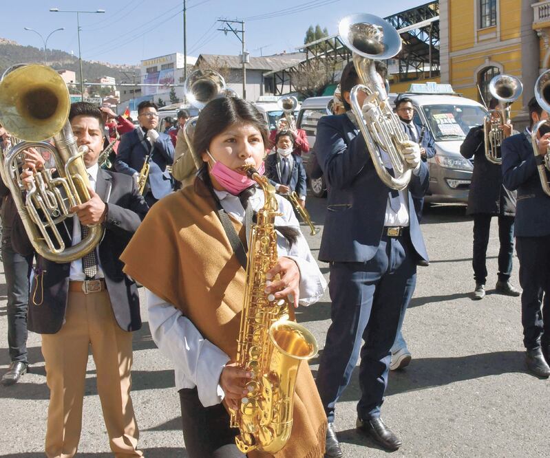 Los músicos participaron en una marcha de artistas, en La Paz, Bolivia, para exigir a la presidenta Jeanine Áñez que restablezca el Ministerio de Cultura, que recortó a fin de obtener recursos para luchar contra el Covid-19. AIZAR RALDES. AFP