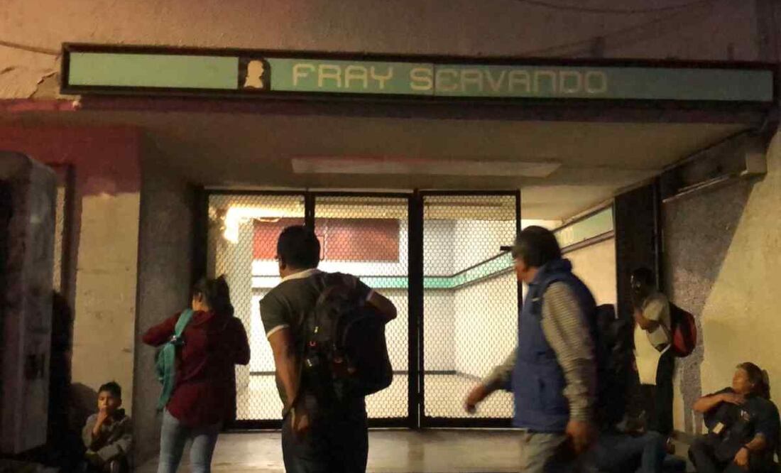 Este viernes dos jóvenes se arrojaron a las vías del Metro Foto: Especial