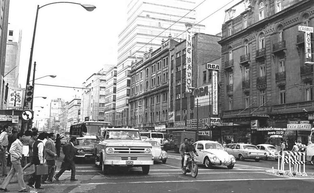 La avenida San Juan de Letrán, vista desde el cruce con Independencia en la década de los setenta, poco antes de convertirse en el Eje Central. A la derecha está el edificio del Hotel Cosmos, que hoy es una plaza comercial, además de una antigua entrada al cine Savoy, en una construcción que fue demolida tras los sismos de 1985. Foto: Archivo El Universal.