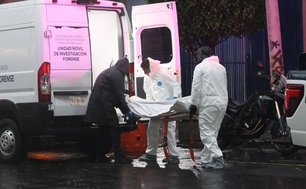 Paramédicos que arribaron al sitio confirmaron que el motociclista ya no contaba con signos vitales. | Foto: Valente Rosas.