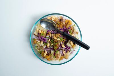 Prepara un lunch rico y saludable con arroz, piña y pescado