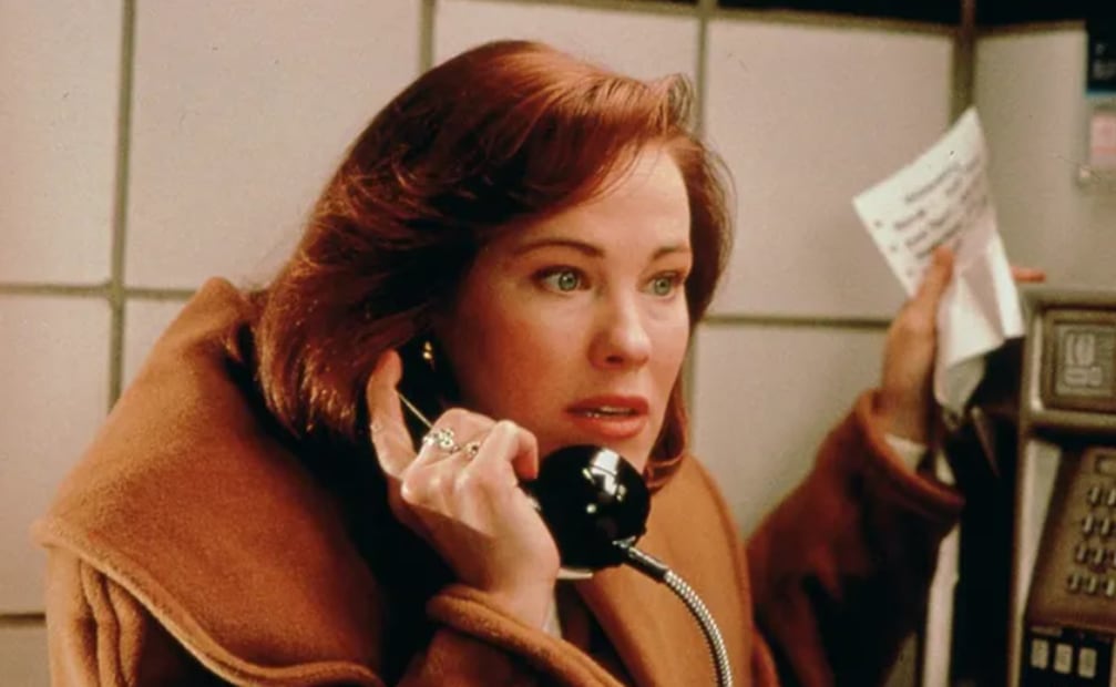 La actriz Catherine O'Hara en escena de la película "Mi pobre angelito", 1990.