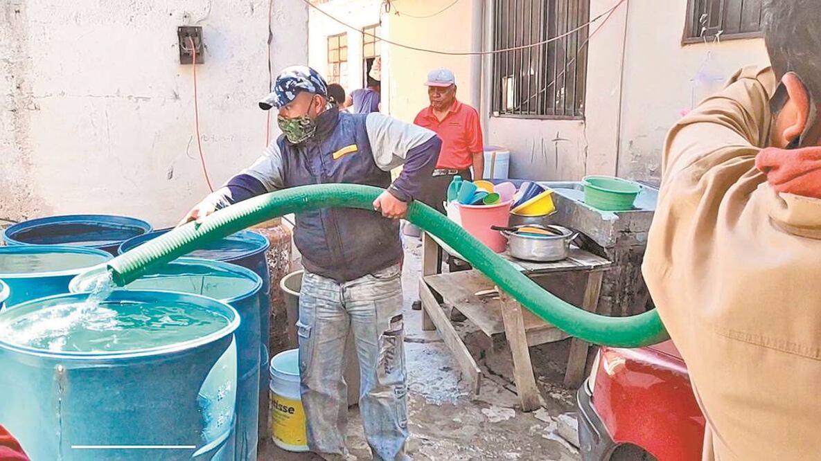 Las autoridades de Neza distribuyen agua en pipas. Foto: Emilio Fernández. EL UNIVERSAL