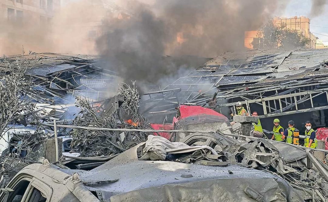 Los servicios de emergencia se congregaron en la zona del ataque israelí que tuvo lugar el lunes cerca de un hospital en la ciudad de Tiro, en el sur de Líbano. Foto: KAWNAT HAJU / AFP