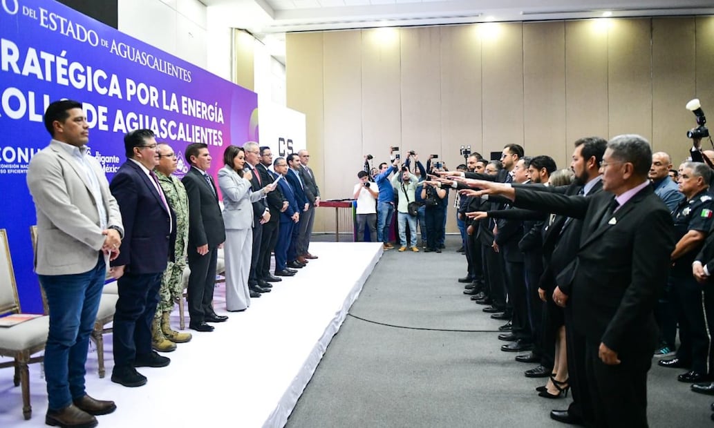 La gobernadora tomó protesta a los integrantes del XVIII Consejo Directivo del Colegio de Ingenieros Mecánicos y Electricistas (CIME). Foto: Cortesía.
