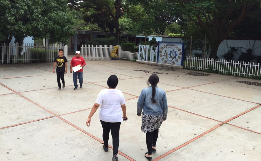 CNTE agrede y somete a maestros de Oaxaca que quieren clases