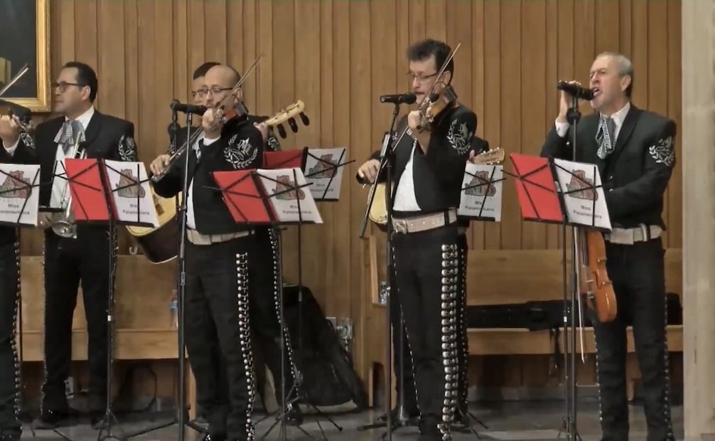 Familiares, amigos y fans recordaron a “El Divo de Juárez” con una misa en Chihuahua. Se contó con la presencia de mariachis. Foto: Especial