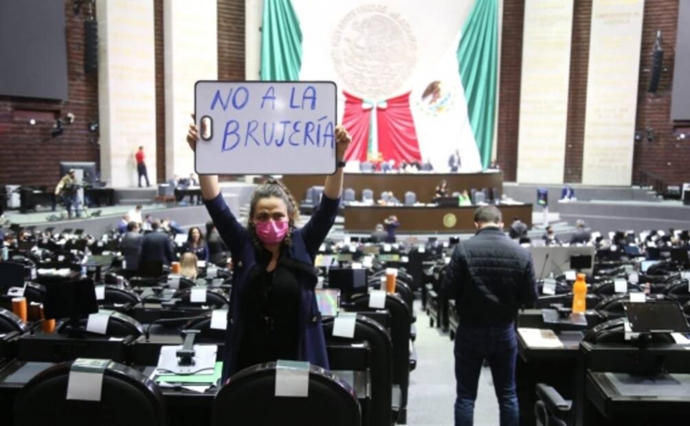 Diputada de Morena muestra calavera durante sesión; panistas acusan brujería