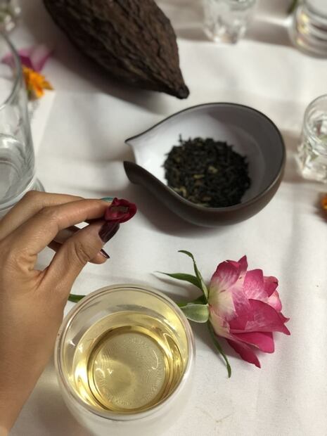 Flores, chocolate y té: tres grandes placeres unidos