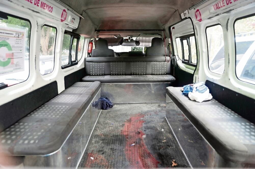 Manchas de sangre en el piso, monedas tiradas y ropa quedó en el interior de la camioneta donde fueron abatidos dos presuntos asaltantes el domingo (IVÁN STEPHENS. EL UNIVERSAL)