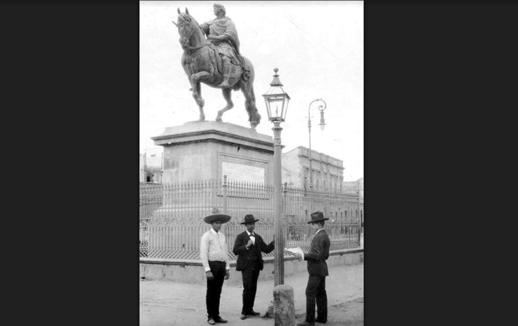 Una toma de 1904 donde se aprecia la estatua ecuestre de Carlos IV, obra de Manuel Tolsá, que entonces se encontraba en el cruce del Paseo de la Reforma y la avenida Juárez, donde permaneció hasta 1979. El edificio del fondo estuvo en la calle de Rosales y ya no existe. Imagen: C.B. Waite, Southern Methodist University
