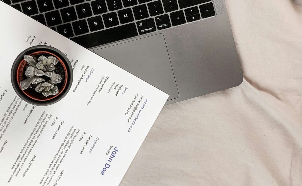 Aunque la IA es de gran ayuda, es importante revisar el contenido que genera en un CV. Foto: Unsplash