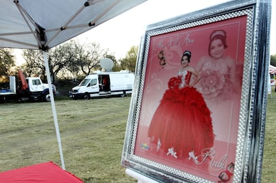 Políticos a favor y en contra de los XV años de Rubí