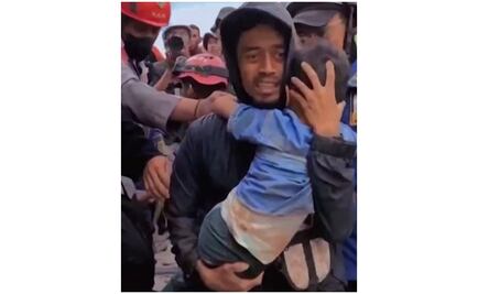 "Se vivió un milagro": rescatan a niño que pasó dos días bajo los escombros tras el sismo en Indonesia  