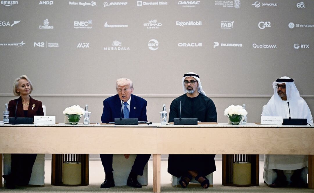 El presidente de EU, Donald Trump, y el príncipe heredero de Abu Dhabi, el jeque Khaled bin Mohamed bin Zayed al-Nahyan (segundo de der. a izq.), asisten a un foro empresarial en Abu Dhabi en mayo pasado. Foto: Brendan Smialowski / AFP