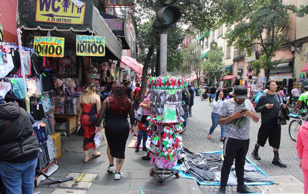 Vendedores ambulantes en el Centro Histórico de la Ciudad de México. Foto: Darío Luna/EL UNIVERSAL