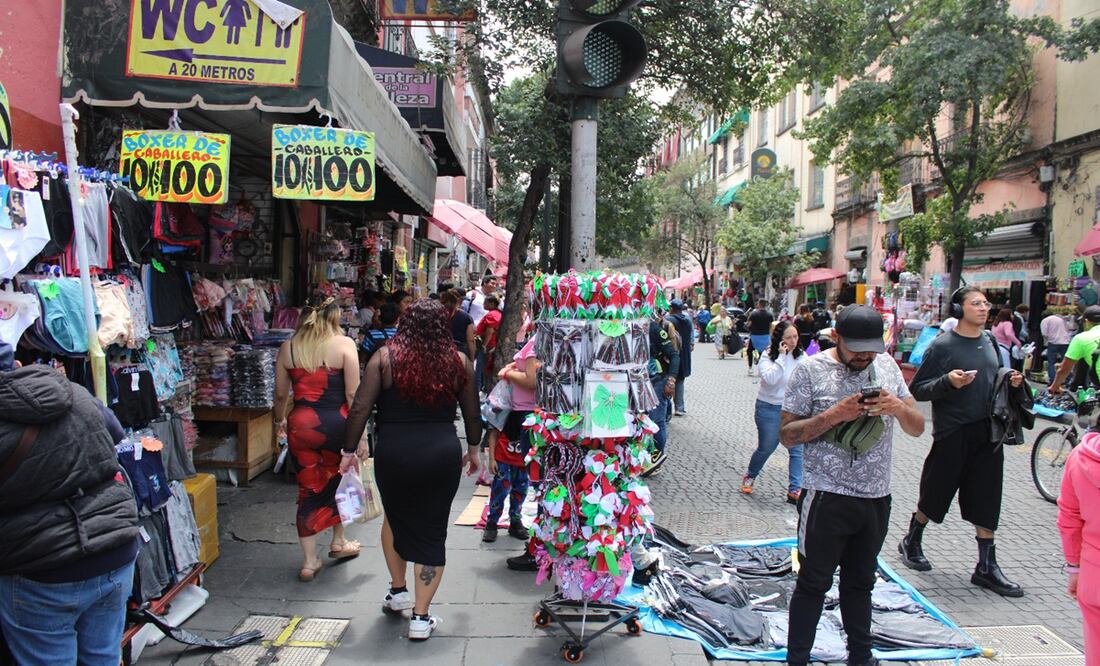 Vendedores ambulantes en el Centro Histórico de la Ciudad de México. Foto: Darío Luna/EL UNIVERSAL