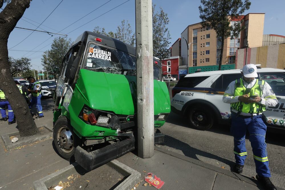 Microbús choca contra poste de luz en Reforma y deja 15 personas lesionadas. (Foto: Francisco Rodríguez/ EL UNIVERSAL)