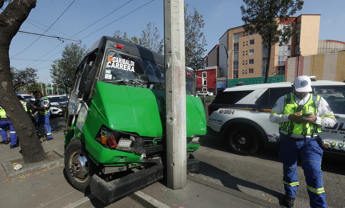 Microbús choca contra poste de luz en Reforma y deja 15 personas lesionadas. (Foto: Francisco Rodríguez/ EL UNIVERSAL)