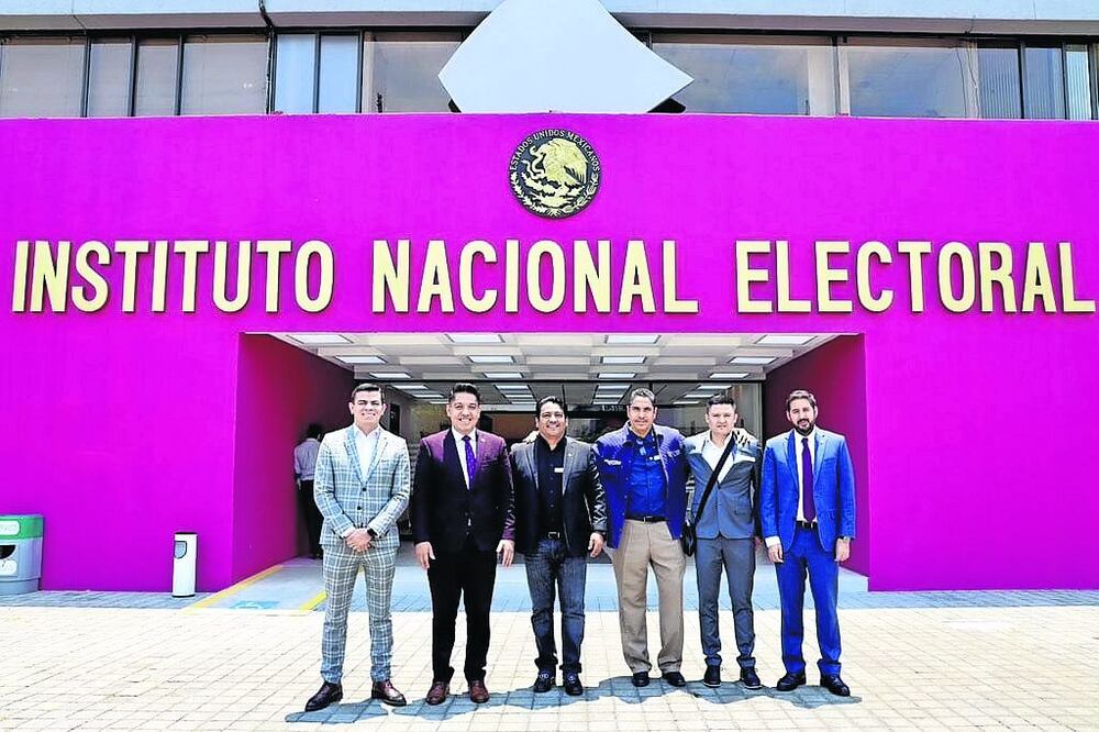 El diputado de Morena Emmanuel Reyes (segundo de izq. a der.) acudió al INE con otros líderes de Humanismo Mexicano, Foto: Tomada de twitter