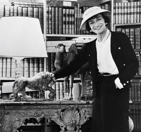 ¿Por qué el logo de Chanel lleva doble C? Una teoría lo explica todo