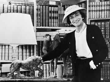 ¿Por qué el logo de Chanel lleva doble C? Una teoría lo explica todo