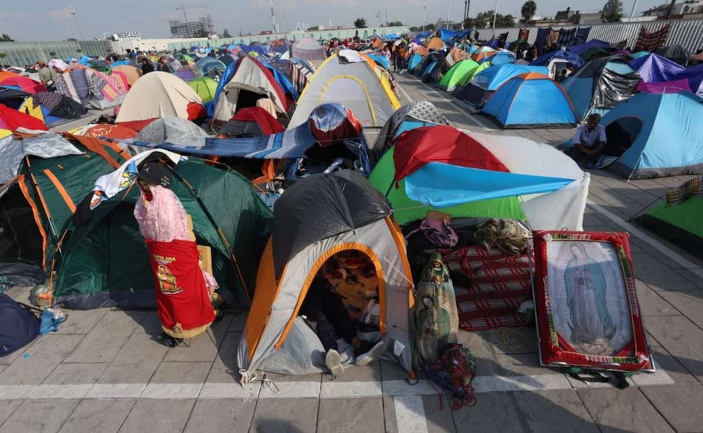 Itzel Osorio mantiene su peregrinación como un acto de fé y gratitud; enfrenta frio y cansancio.
Foto: Especial.