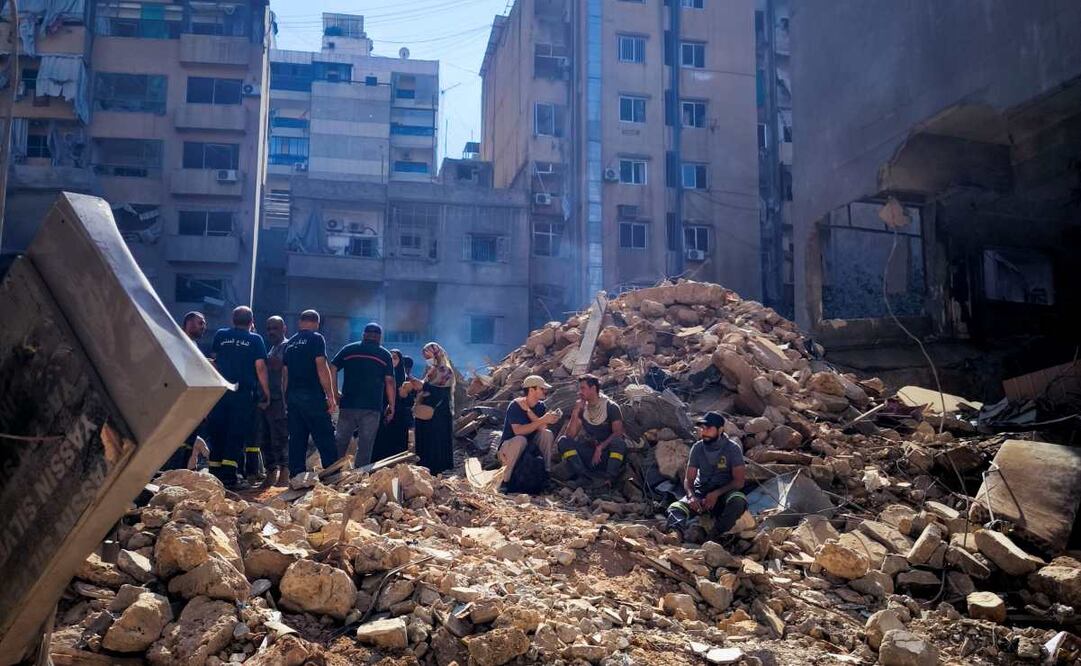 Escombros de un edificio colapsado tras un ataque de Israel ayer en el barrio de Basta de Beirut, en el corazón de la capital. Foto: EFE/Archivo