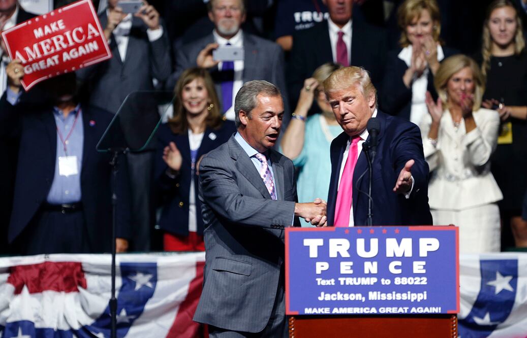 El candidato presidencial republicano Donald Trump presenta a la audiencia a Nigel Farage, exlíder del partido británico UKIP, que lideró la campaña en favor del 'brexit' en Reino Unido (Foto: AP)