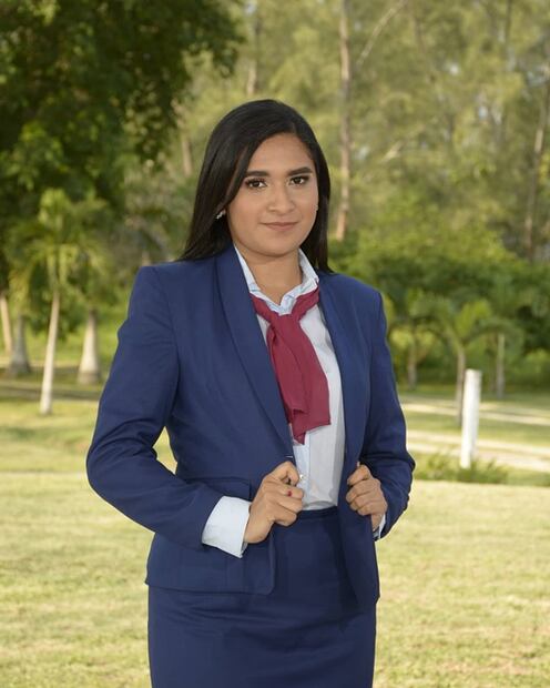 Presume su título universitario desde la banquita donde vendía dulces y se vuelve viral