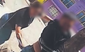 "¡Ya me tienes hasta la madre!" Mujer pide amarrar a su hijo a un poste y lo castiga por ladrón, en Neza