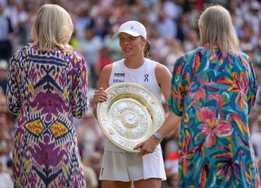 Iga Swiatek pasa por encima de Amanda Anisimova y gana Wimbledon por primera vez; es su sexto título mayor