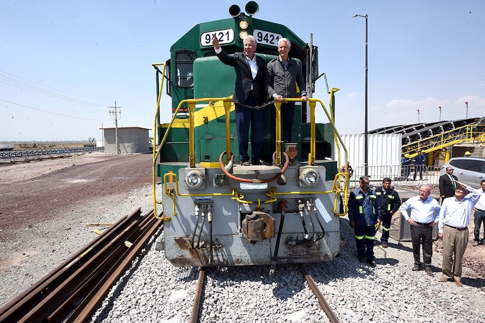 El tren inicia su recorrido de la línea férrea México-Veracruz y Terminal Valle de México y llega en una vuelta a la zona de construcción del aeropuerto (Foto: Emilio Fernández / EL UNIVERSAL)