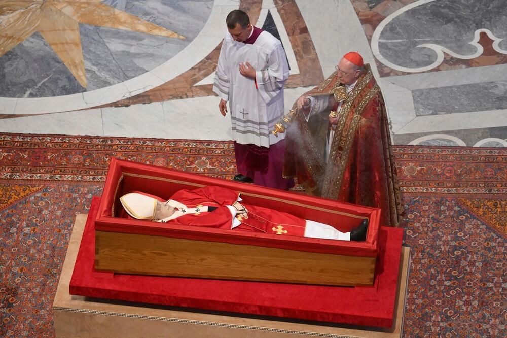 El cardenal camarlengo Kevin Joseph Farrell, echa inciensoen el cuerpo del papa Francisco, durante los funerales realizados en la Plaza de San Pedro, en El Vaticano. FOTO: ALESSANDRO DI MEO. AP