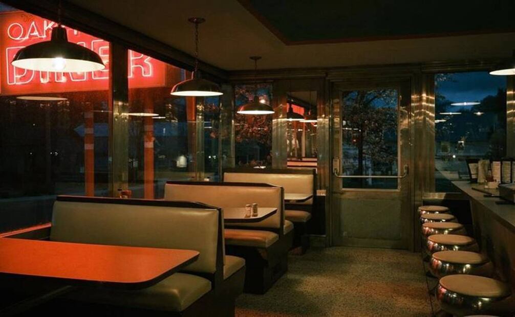 Por décadas, un distintivo de los diners fue ofrecer servicio 24 horas, en que se podía pedir un desayuno a media noche. Los letreros en luces de neón, los taburetes vintage y las paredes cromadas inspiran nostalgia aunque el 24/7 ya sea menos frecuente. Foto: Pinterest.
