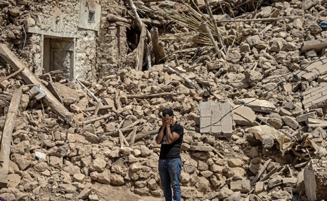 Un voluntario llora el 12 de septiembre de 2023 entre los escombros de Douzrou, una aldea que quedó destruida por el sismo que golpeó Marruecos. Foto: AFP