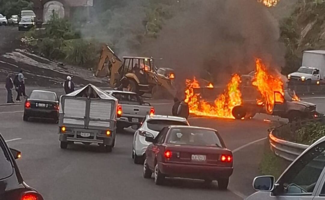 Protestan contra la tala clandestina en la carretera México-Toluca en Ocoyoacac; bloquean y queman vehículos.
Foto: Especial.