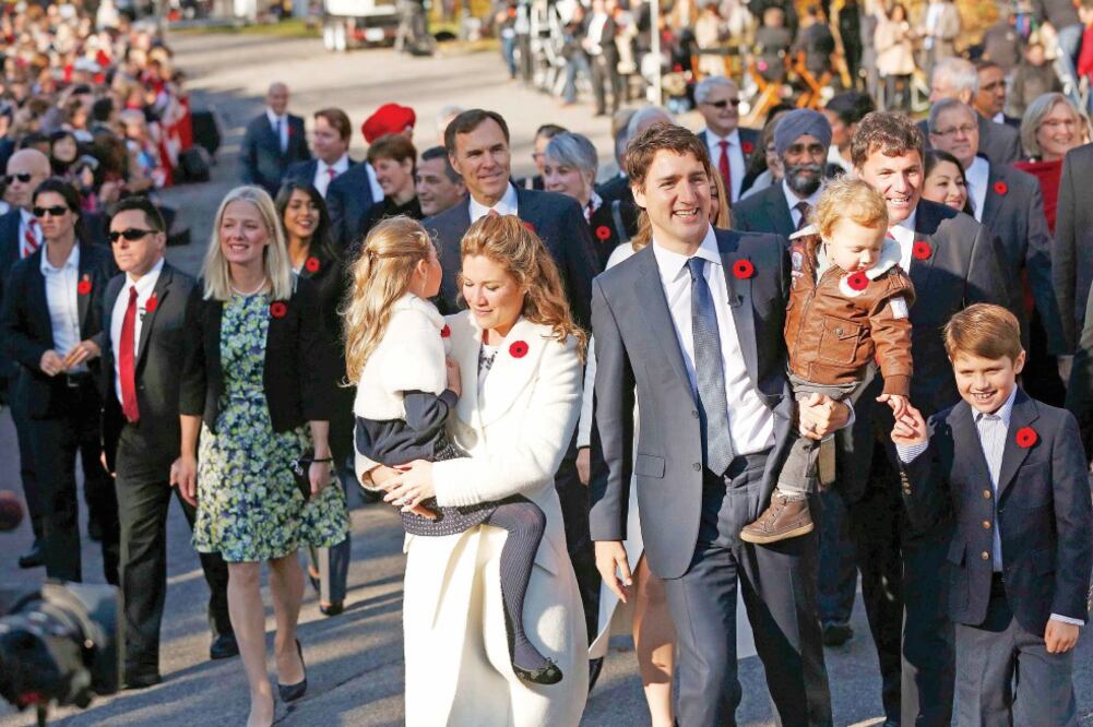 El primer ministro canadiense Justin Trudeau, su esposa Sophie Gregoire y sus tres hijos: Ella Grace, Hadrien y Xavier, llegan junto con los miembros del gabinete a la ceremonia de juramento en el Rideau Hall de Ottawa (BLAIR GABLE. REUTERS)